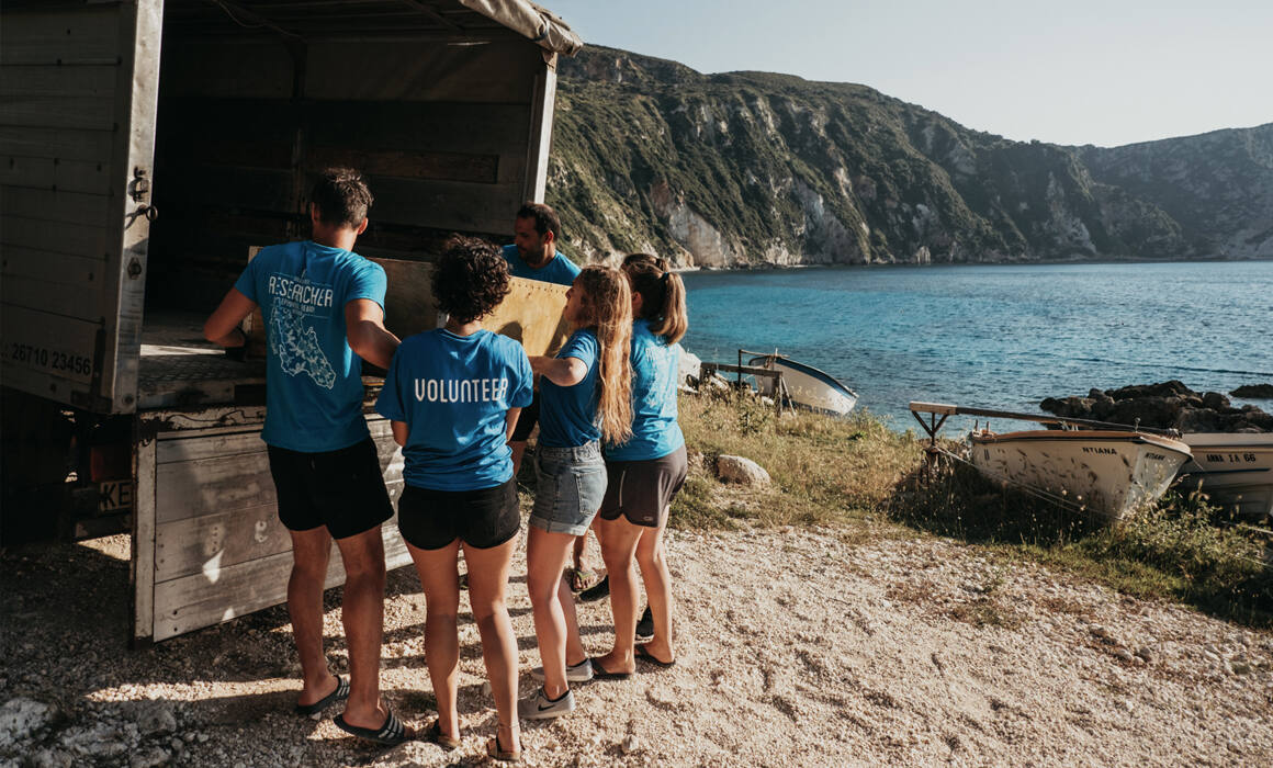 Voluntarios transportando la tortuga